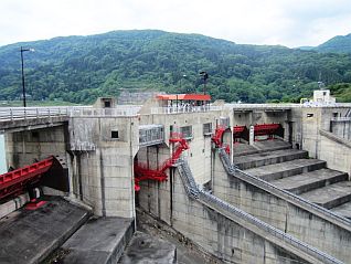 洪水吐で下流を見下ろしダムの高さを体感