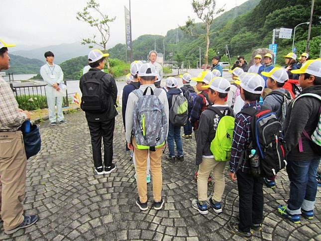 小雨の中での出発式