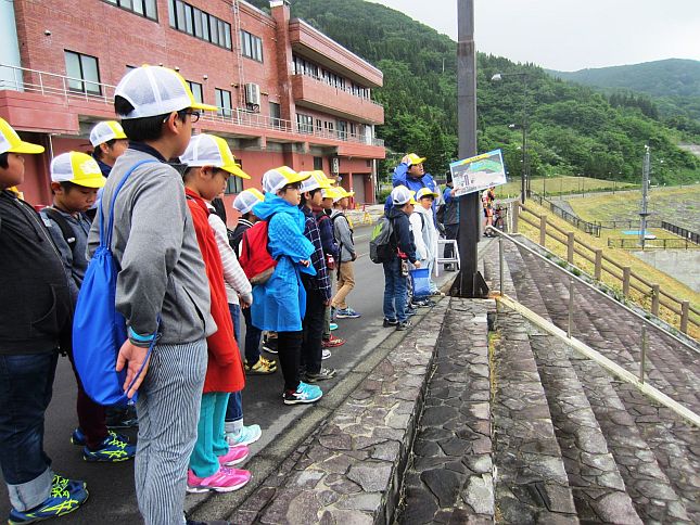 取水塔の説明を受けながらダム湖（月山湖）を眺望