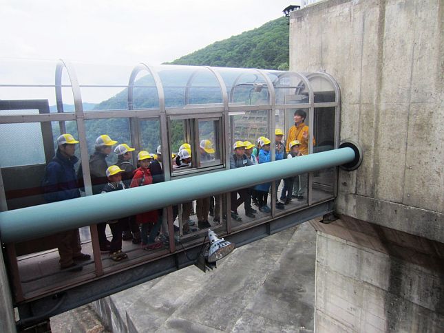 ゲートの点検通路からダム湖を眺望