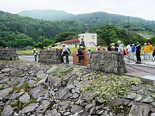 ダム本体表面の岩石