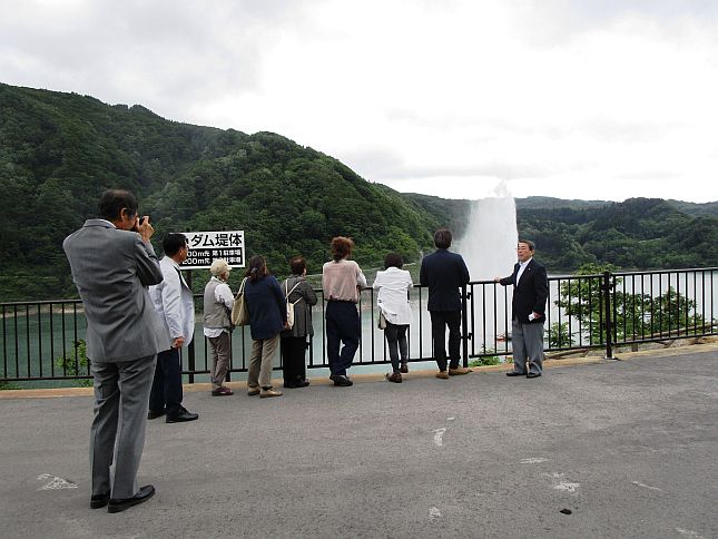 月山湖大噴水を眺望