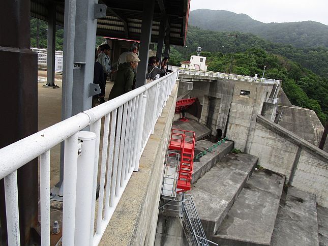 洪水吐で高さを体感