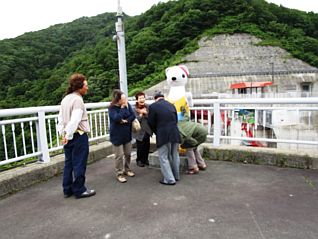 寒河江ダムのマスコット『ホンドオコジョのかんぺい（寒平）くん』の前で談笑される皆さん