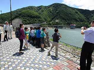 見学の途中に月山湖大噴水が上がり始めました