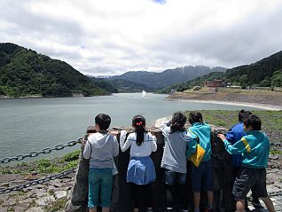 見学の途中に月山湖大噴水が上がり始めました