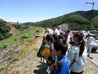 ダム堤体下流（スポーツ広場側）を望む