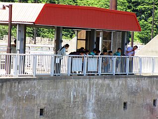 洪水吐で下流を見下ろしダムの高さを体感