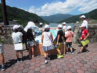 見学の途中で月山湖大噴水が上がり始めました