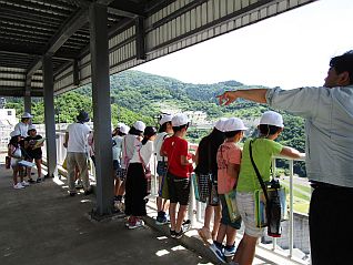 洪水吐で下流を見下ろしダムの高さを体感