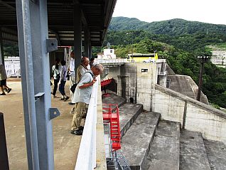 放流中の洪水吐より下流を見下ろしダムの高さを体感