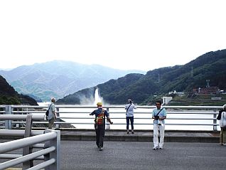 ちょうど上がり始めた月山湖大噴水