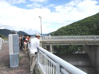 案内広場から放流設備（洪水吐）を見学