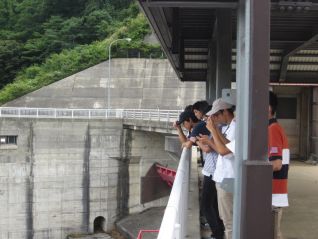 洪水吐から下流を見下ろすみなさん