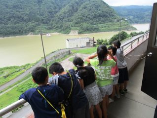 所長室のベランダからダム湖を点検