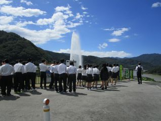 月山湖大噴水を眺望