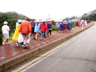 徒歩で洪水吐まで移動