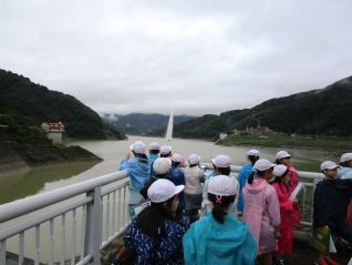 案内広場から大噴水を眺望