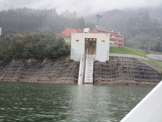 【湖面巡視】船上から係船庫