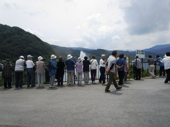 月山湖大噴水を眺望