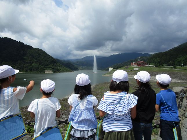 周辺の山と高さを対比させながら月山湖大噴水を眺望