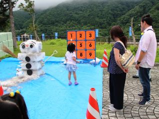 月山の天然雪で雪玉を作り投げる「月山の雪“ストラックアウト”」