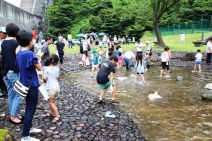 つかみどりした鮎をその場で塩焼きに （寒河江ダムスポーツ広場のバーベキュー広場）