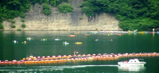 雄大な月山湖につつまれながらのカヌー体験