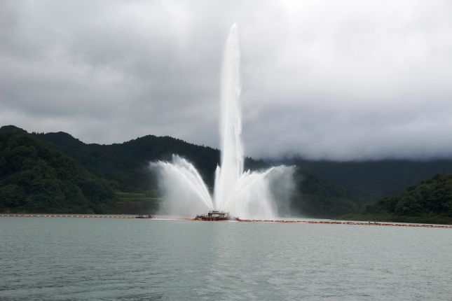 イベント開催中30分おきに打ち上げられた月山湖大噴水 (通常１時間おきに打ち上げ)