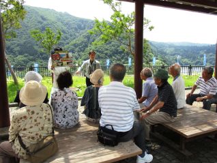 展望広場で説明を受ける皆さん