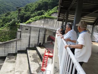 ゲートハウスから下流側を見下ろしダムの高さを体感