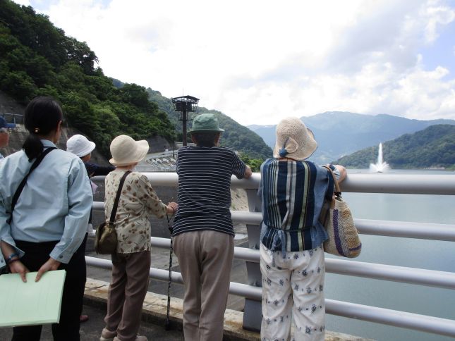 月山湖大噴水を眺望