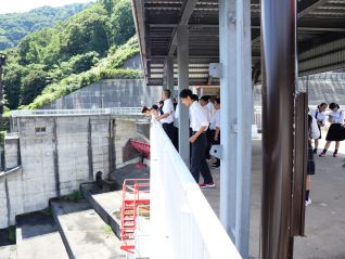 洪水吐でダムの高さを体感