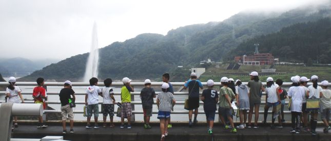 洪水吐から月山湖大噴水を眺望