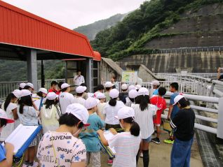 洪水吐で寒河江ダムの５つの役割を確認