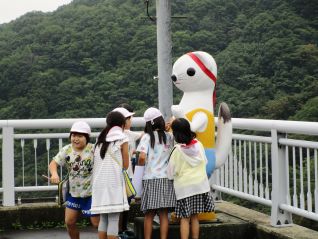 かんぺいくんに興味津々の皆さん