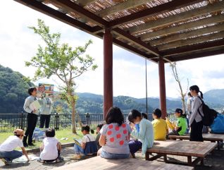 展望広場でダムの説明を受け、月山湖（ダム湖）を眺望