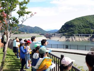 展望広場でダムの説明を受け、月山湖（ダム湖）を眺望