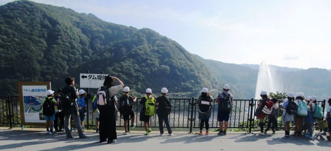 月山湖大噴水を眺望