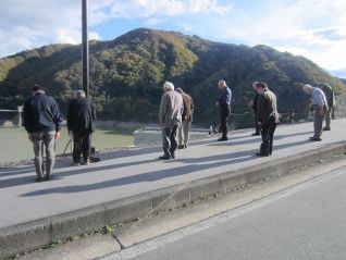 「鎮魂の碑」に黙祷を捧げる皆さん