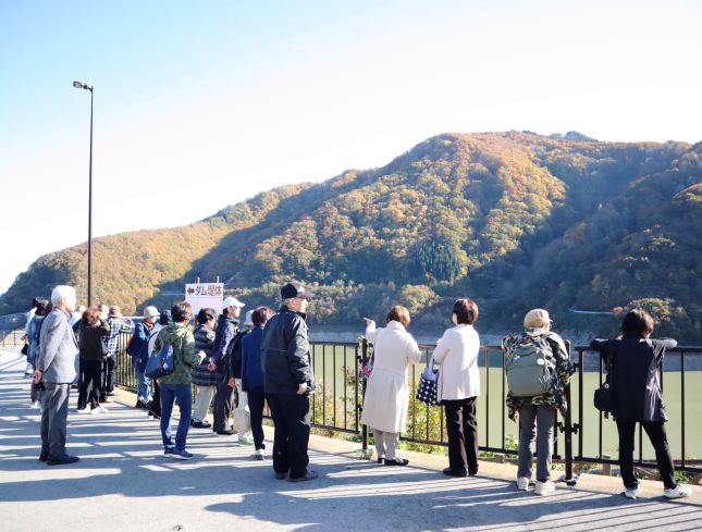 紅葉した月山湖周辺の景色を眺望