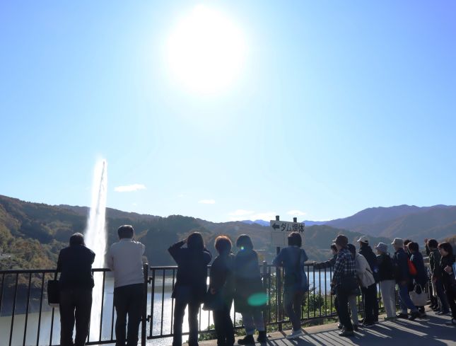 秋晴れの空のもと月山湖大噴水を眺望