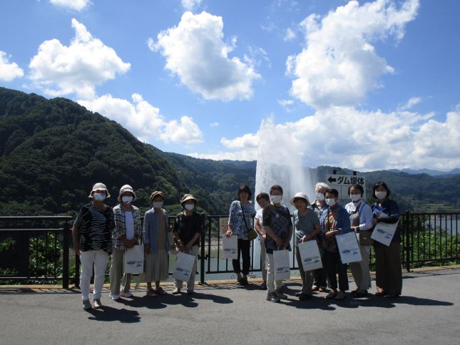 青い空と大噴水をバックに記念撮影