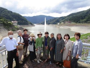 記念碑前と月山湖大噴水バックに記念撮影