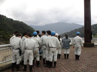 強風の中、月山湖大噴水を眺望