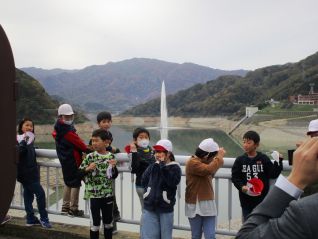 月山湖大噴水をバックにパチリ♪