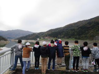 大噴水の打上げを見て、児童の皆さんは「もっと上がれ～がんばれ～」と応援してくれました