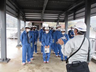 職員の説明を熱心に聞く生徒さん達