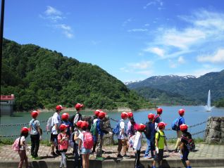 堤体を歩くと噴水があがりました