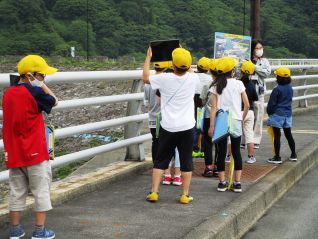 ダムの大きさもタブレットに納めます